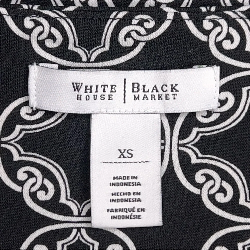 XS White House Black Market Short Sleeve Blouse Stretch Geometric Print